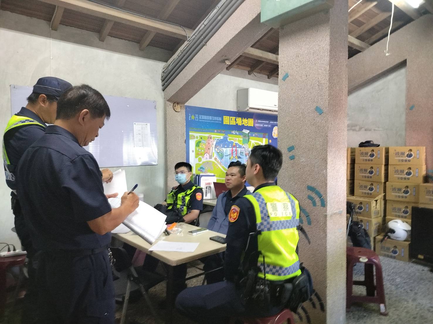 更衣室排隊不耐久候竟出手毆少年 童玩節傳暴力警鎖定黑衣男 - https://www.watchmedia01.com