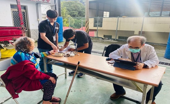 南投仁愛鄉抗風雨！ 埔里基督教醫院醫療團隊與災民同行 - https://www.watchmedia01.com