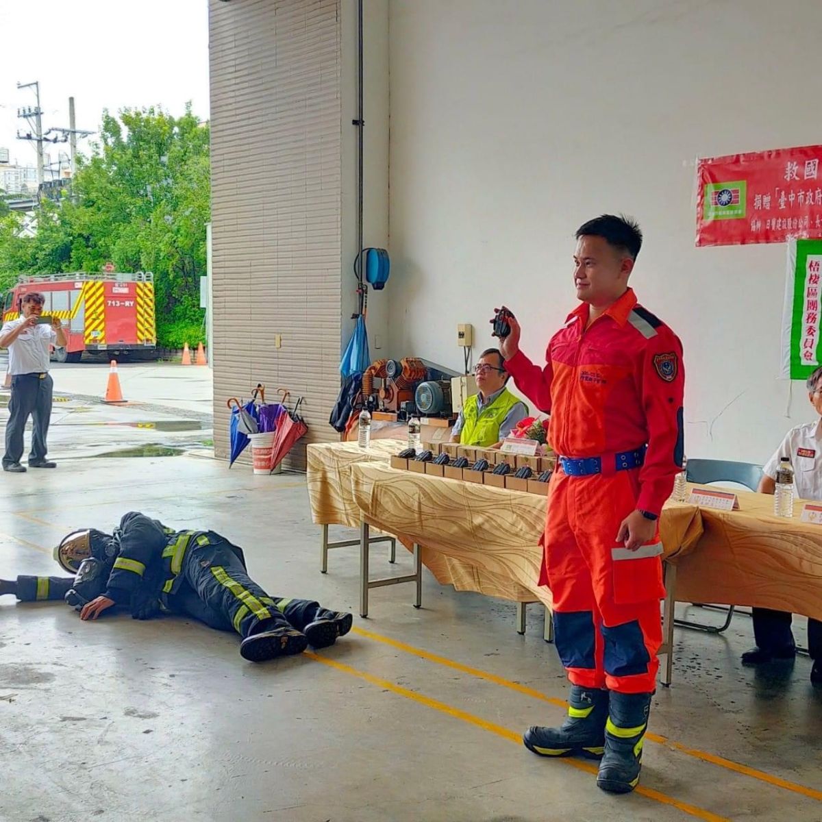 力挺第一線打火弟兄！ 中市救國團梧棲區團委會捐贈市府救命器一批 - https://www.watchmedia01.com
