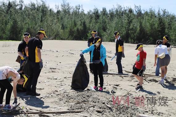 嘉義縣長翁章梁帶頭布袋淨灘 攜手護海洋廢棄蚵架變肥料 - https://www.watchmedia01.com