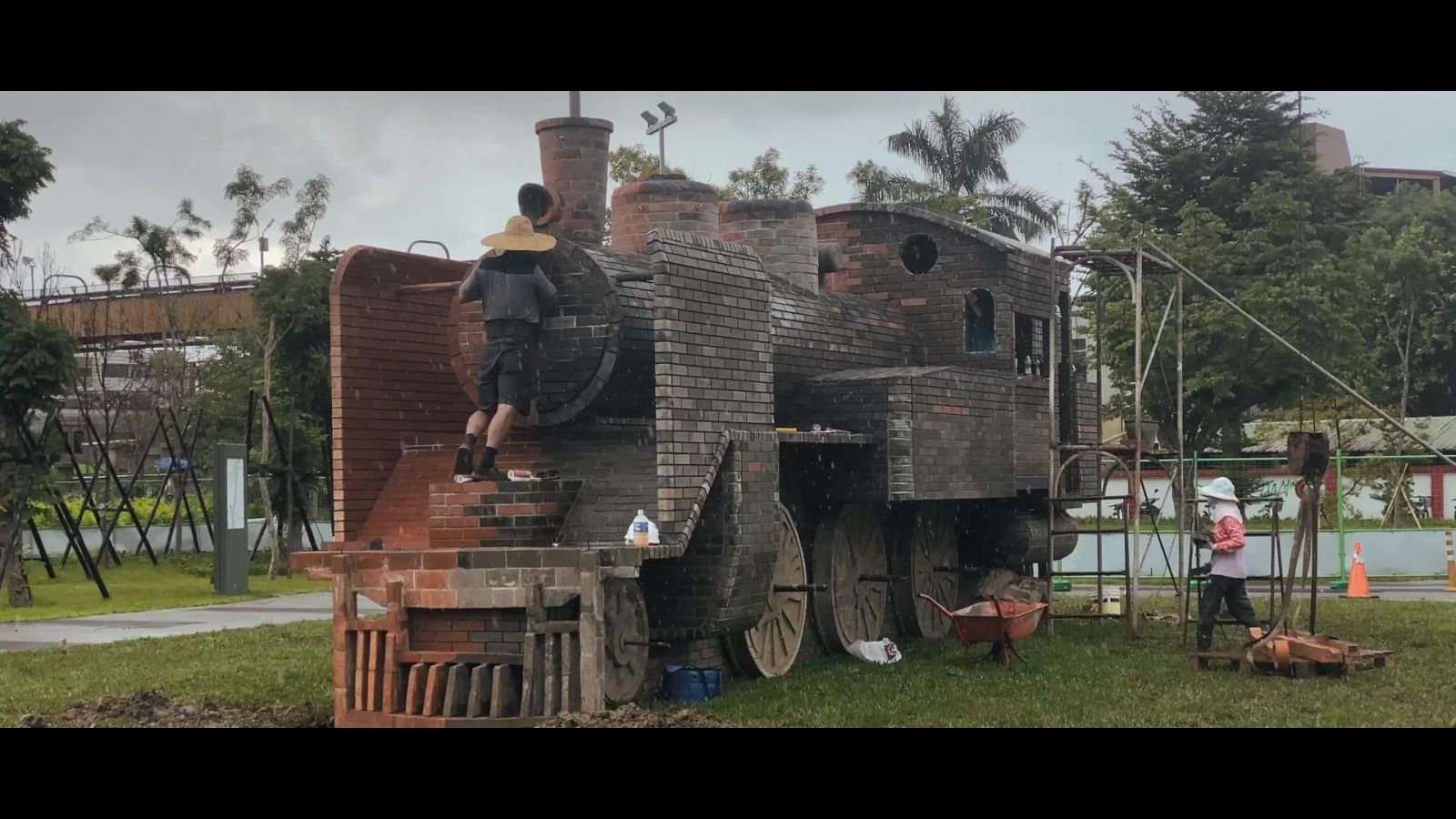 影／獨一無二！上萬塊紅磚打造CK124蒸汽火車頭　26日開箱 - https://www.watchmedia01.com