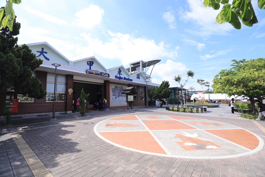 台中大甲火車站旁廣場華麗變身 結合在地特色打造「藺草道」 - https://www.watchmedia01.com
