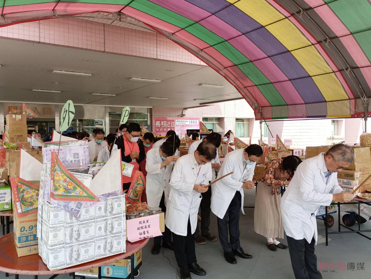 影／醫院隨俗普渡！彰化醫院中元普渡法會復健助行車成供品 - https://www.watchmedia01.com