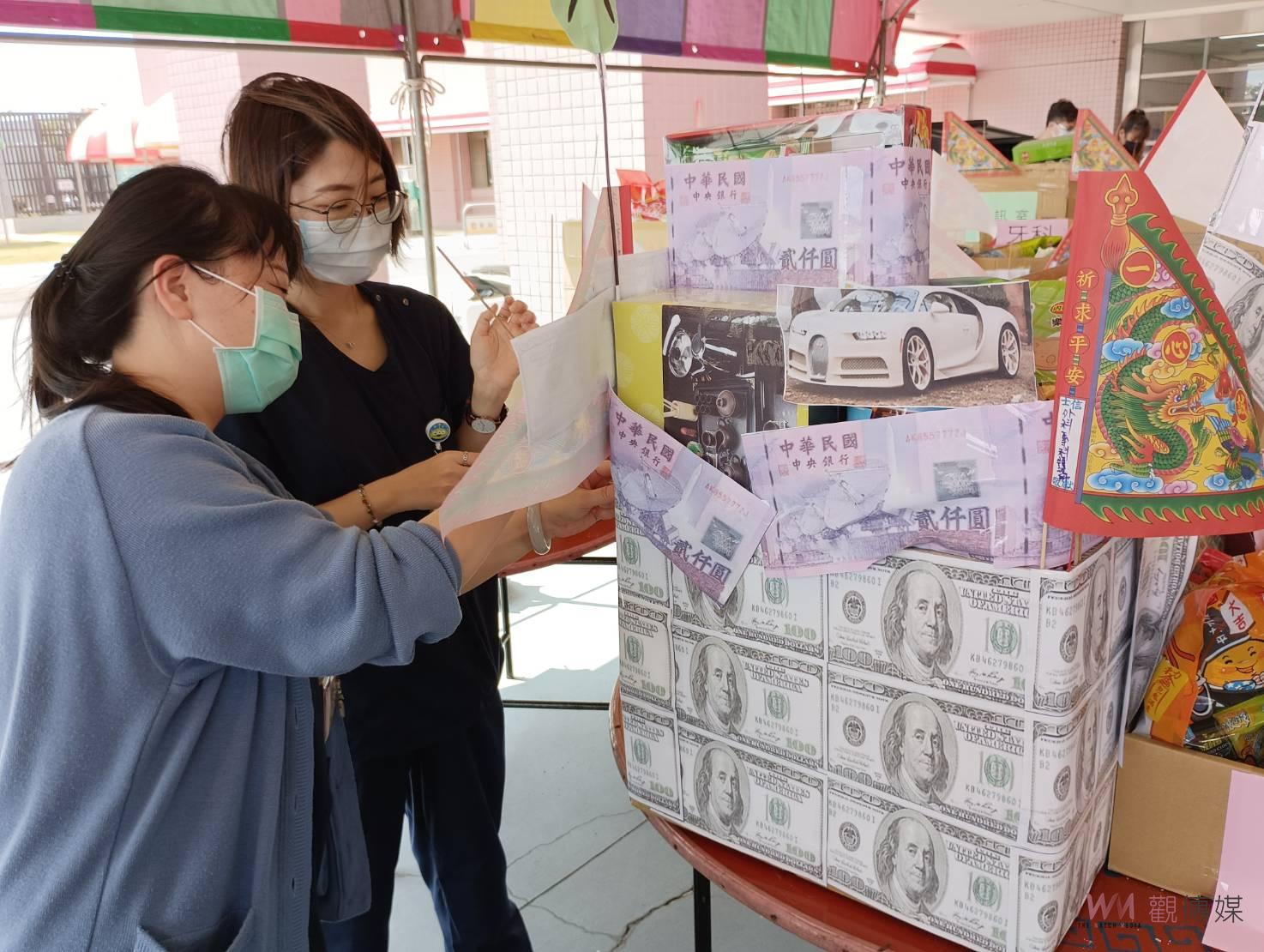 影／醫院隨俗普渡！彰化醫院中元普渡法會復健助行車成供品 - https://www.watchmedia01.com