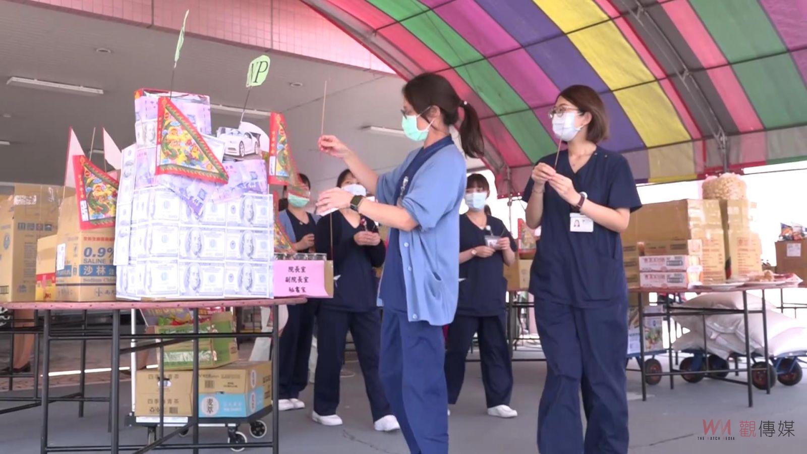 影／醫院隨俗普渡！彰化醫院中元普渡法會復健助行車成供品 - https://www.watchmedia01.com