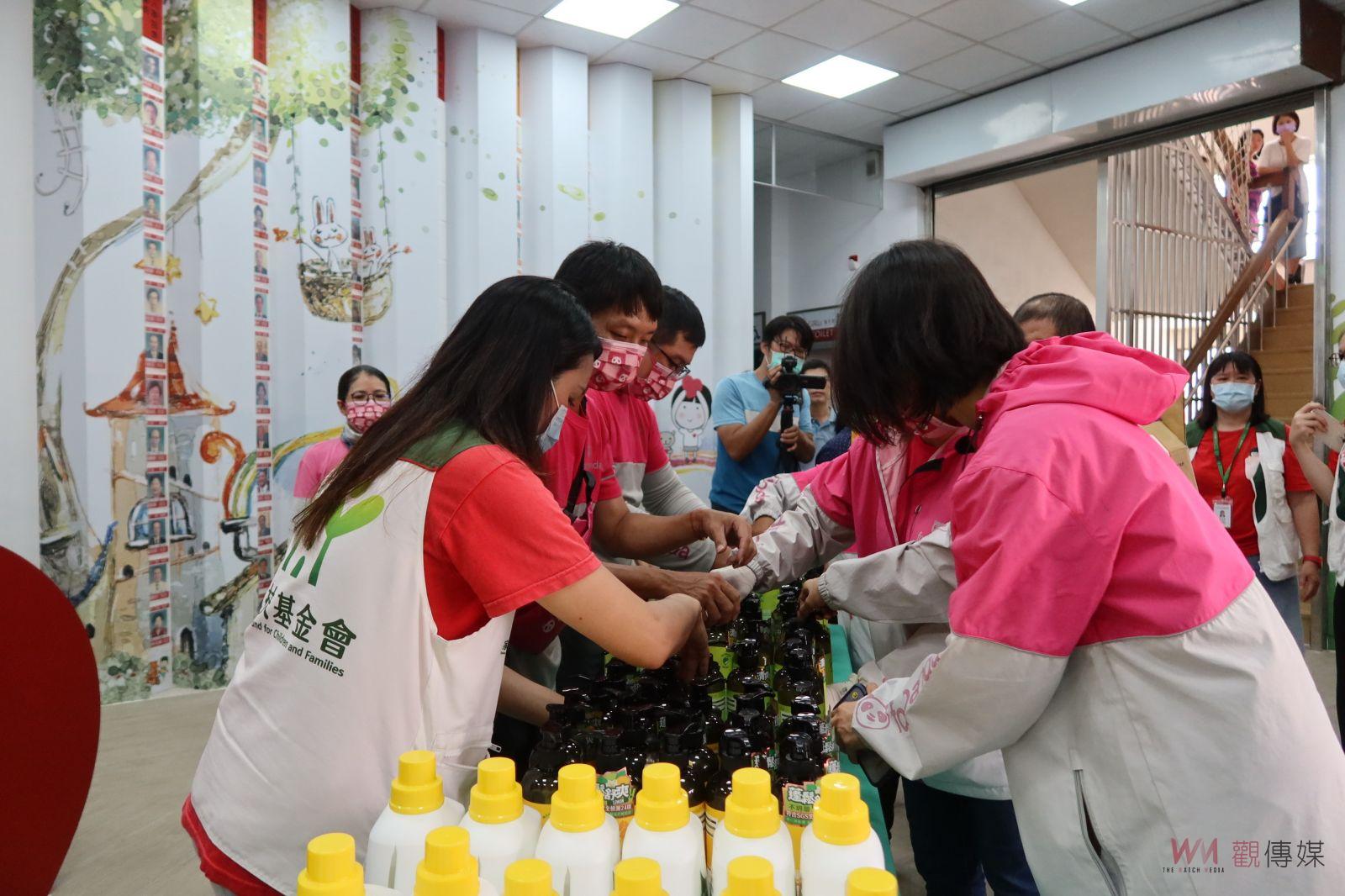 影／粉紅愛心兵團foodpanda外送幸福到彰化家扶　愛心接力關懷弱勢童 - https://www.watchmedia01.com