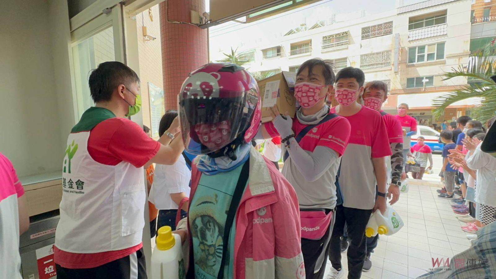 影／粉紅愛心兵團foodpanda外送幸福到彰化家扶　愛心接力關懷弱勢童 - https://www.watchmedia01.com