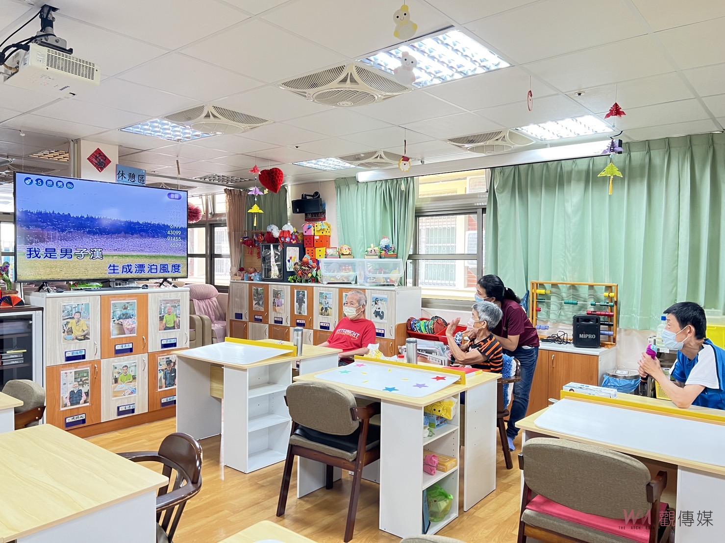 影／一同飆歌唱出健康活力　彰化榮家日照中心長輩爭相搶麥 - https://www.watchmedia01.com