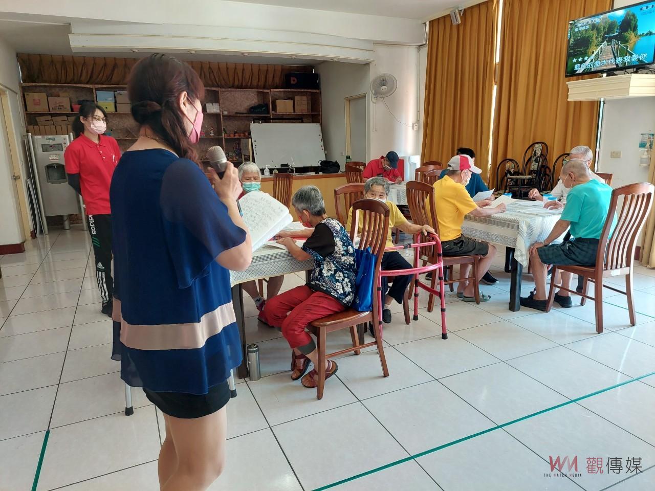 影／一同飆歌唱出健康活力　彰化榮家日照中心長輩爭相搶麥 - https://www.watchmedia01.com