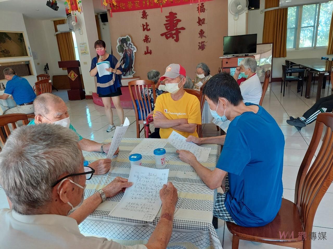 影／一同飆歌唱出健康活力　彰化榮家日照中心長輩爭相搶麥 - https://www.watchmedia01.com