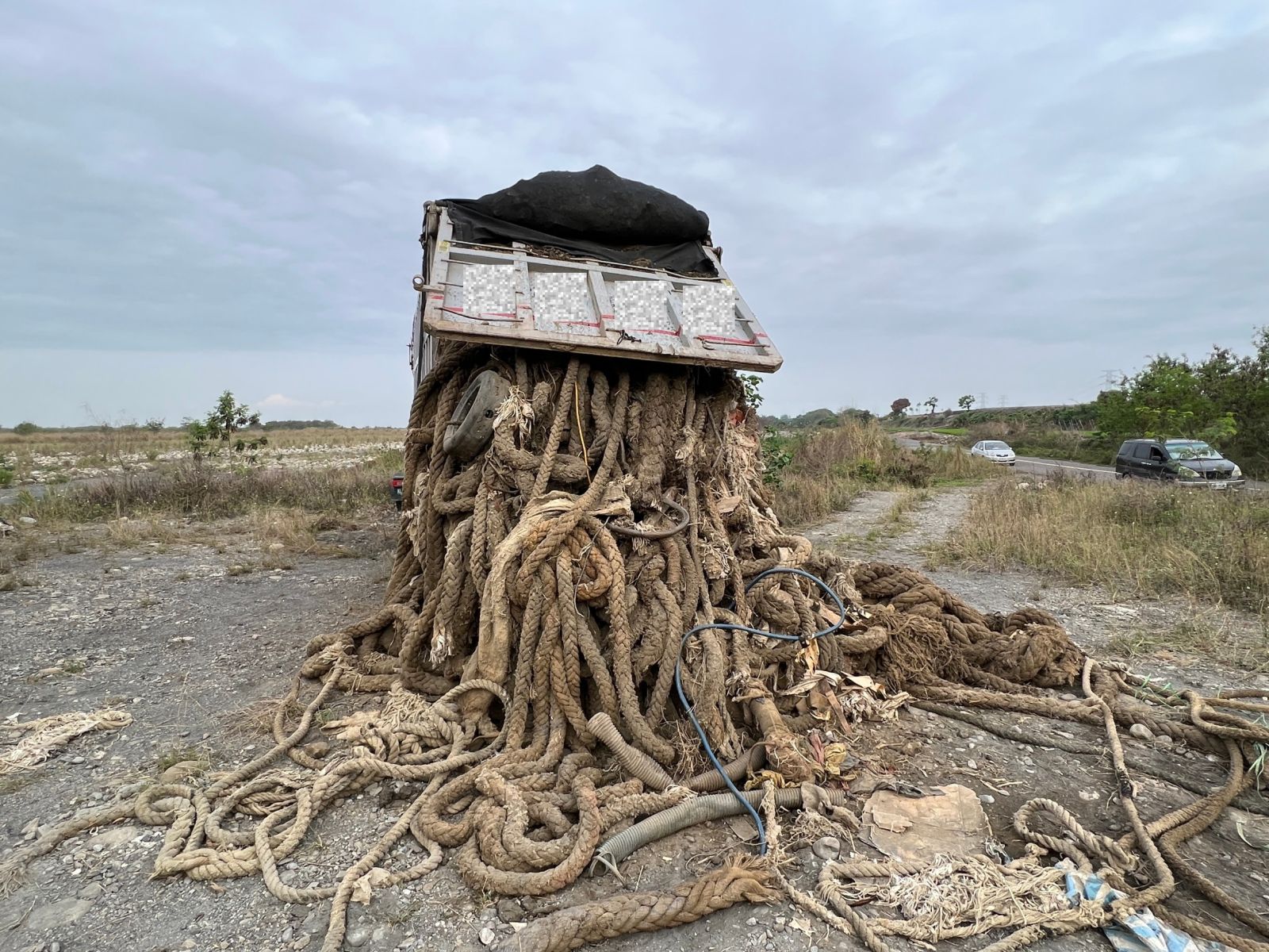 影／環保蟑螂行徑惡劣！滿滿二車「大肥腸」濫倒在二水鄉濁水溪畔 - https://www.watchmedia01.com