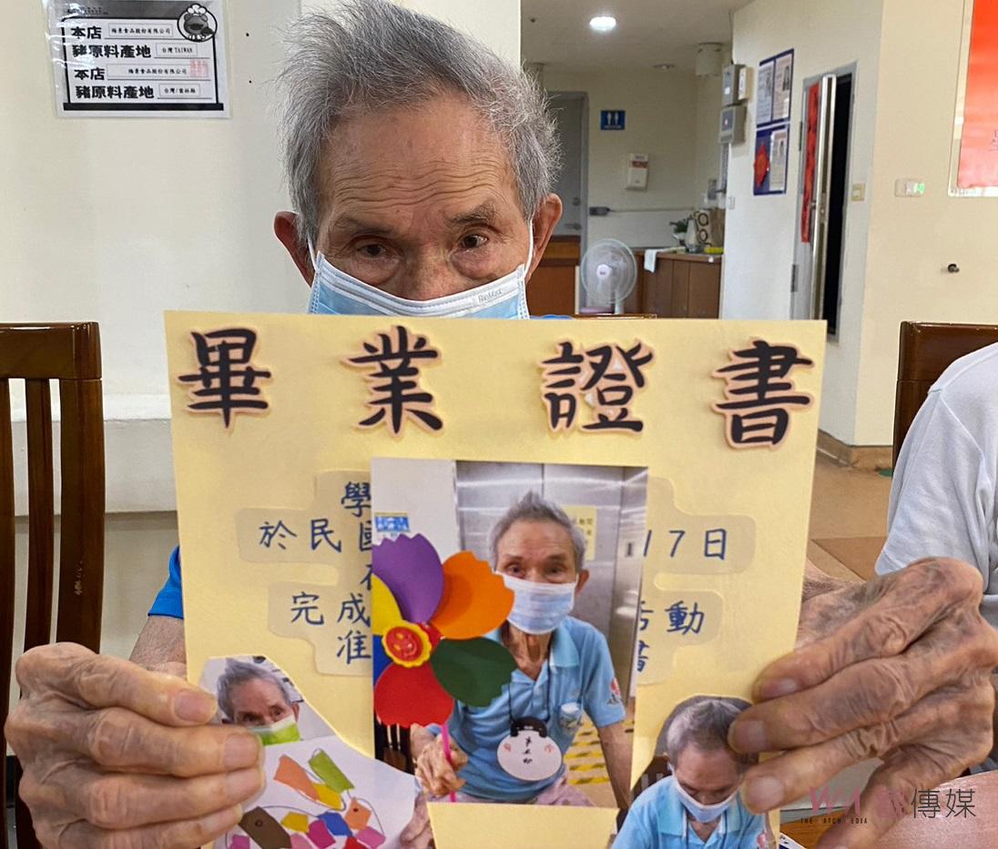 影/暑假不廢!嘉藥大學社工實習生帶領彰化榮家長輩「藝」起榮耀人生 - https://www.watchmedia01.com