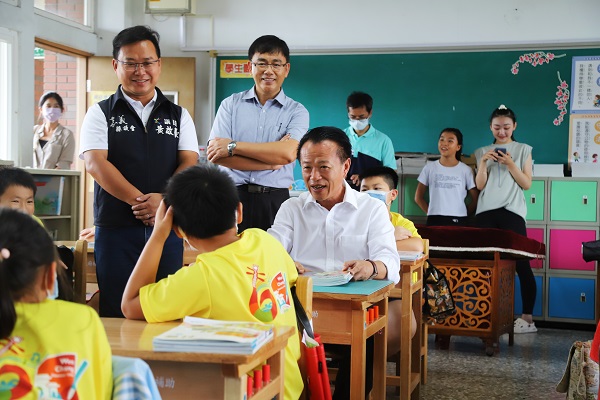 嘉縣國中小不只班班有冷氣　還有全新課桌椅、智能新風換氣系統 - https://www.watchmedia01.com