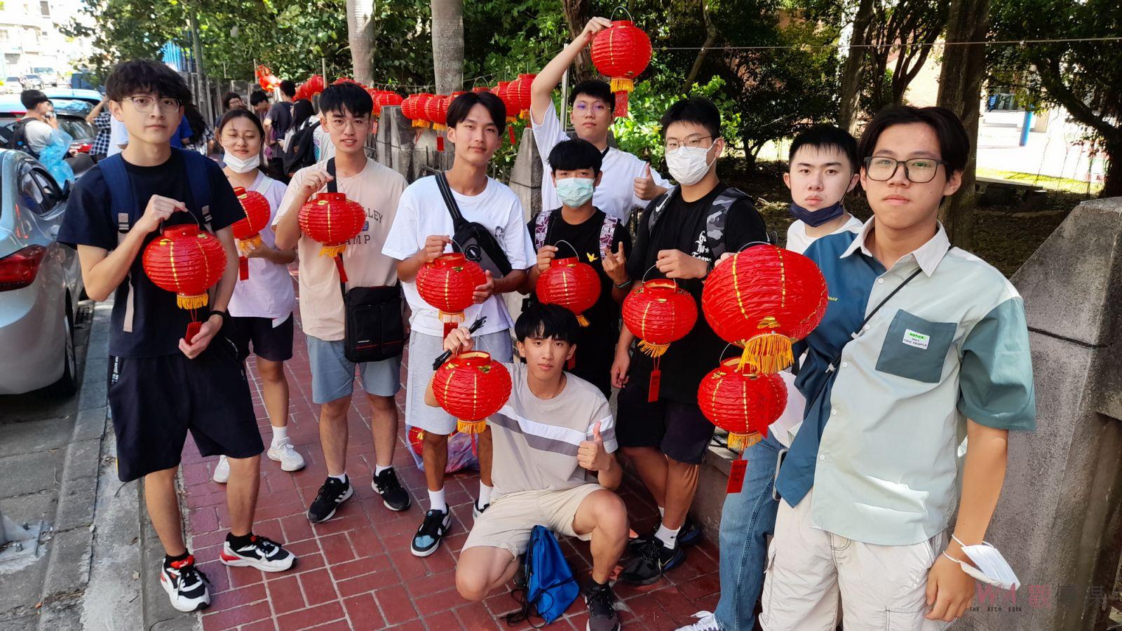 桃園內壢高中成績優異 賀榜燈籠高掛校園 - https://www.watchmedia01.com