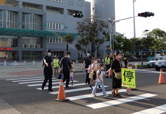 開學了　嘉縣警全縣動員護童讓家長放心 - https://www.watchmedia01.com