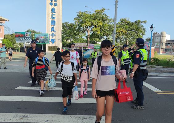 朴警開學日啟動護童　溫馨守護學童安全 - https://www.watchmedia01.com