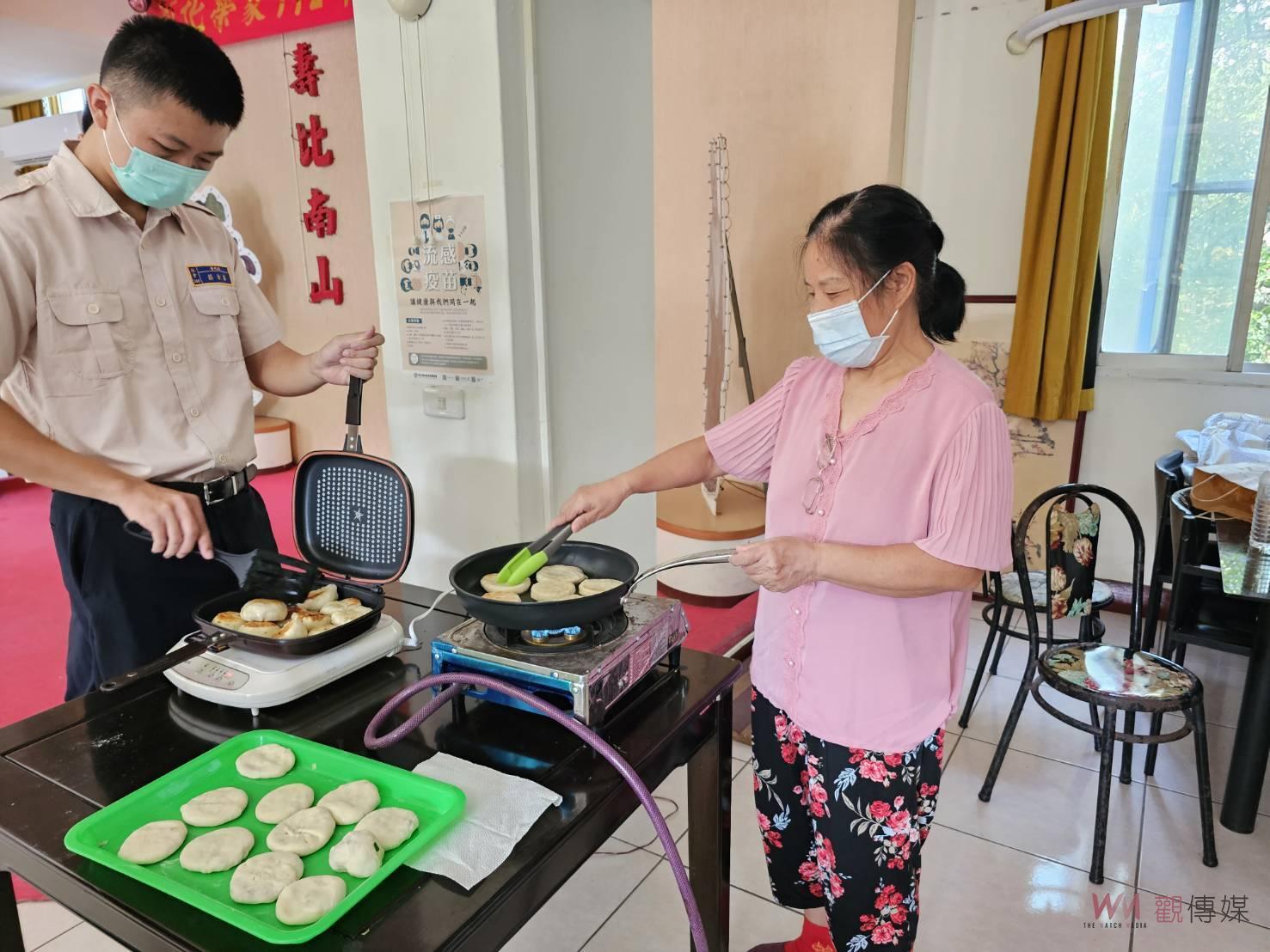 影／眷村老兵們懷念的家鄉味　彰化榮家住民DIY水煎包 - https://www.watchmedia01.com