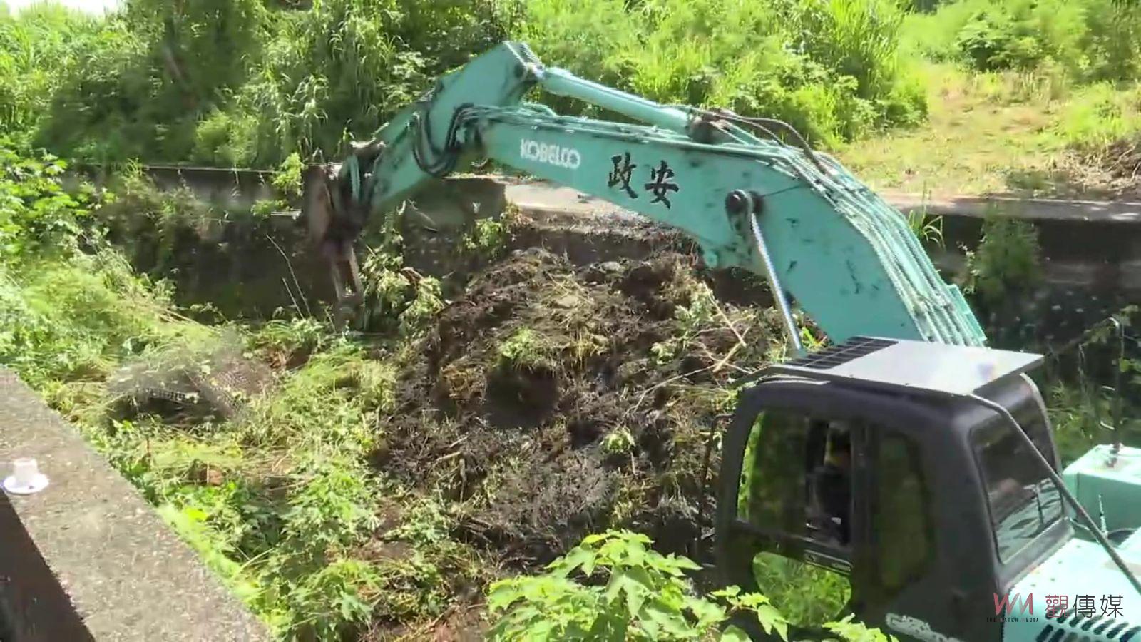 影／疏濬出「怪」招！怪手夾廢棄床墊彈簧野溪河床快速除草 - https://www.watchmedia01.com