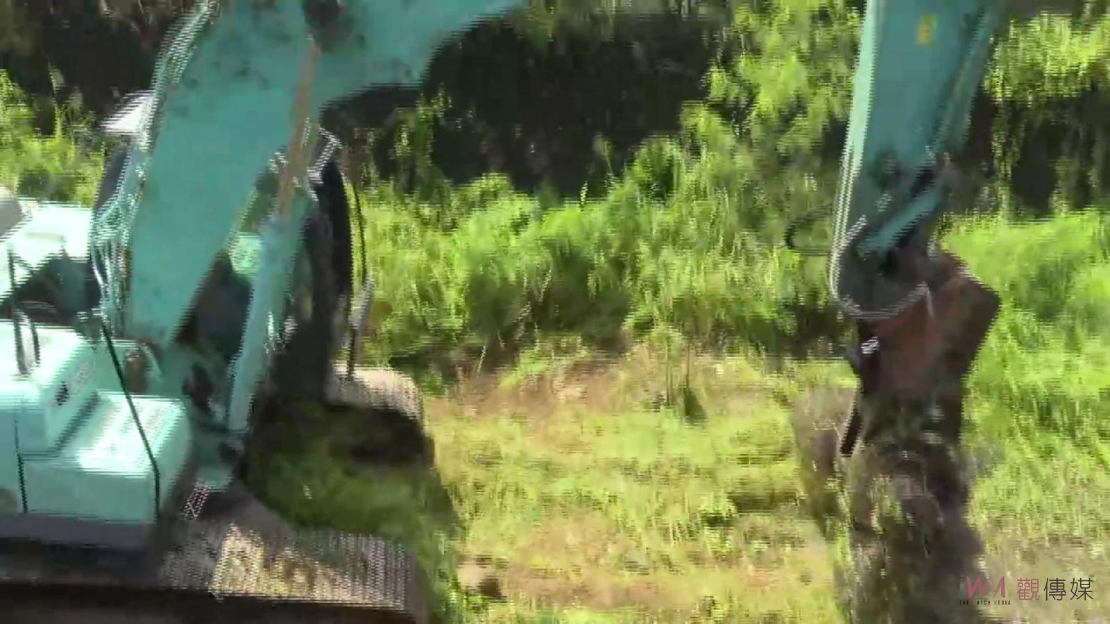 影／疏濬出「怪」招！怪手夾廢棄床墊彈簧野溪河床快速除草 - https://www.watchmedia01.com