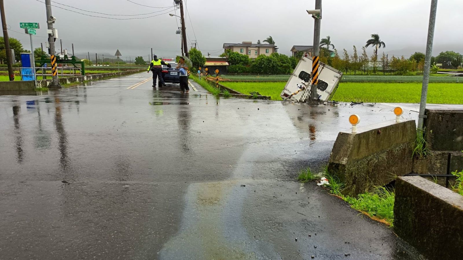 逃逸外勞駕駛小貨車與自小客碰撞「犁田」 這下麻煩大了 - https://www.watchmedia01.com