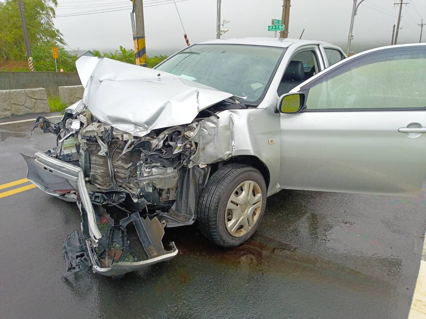 逃逸外勞駕駛小貨車與自小客碰撞「犁田」 這下麻煩大了 - https://www.watchmedia01.com