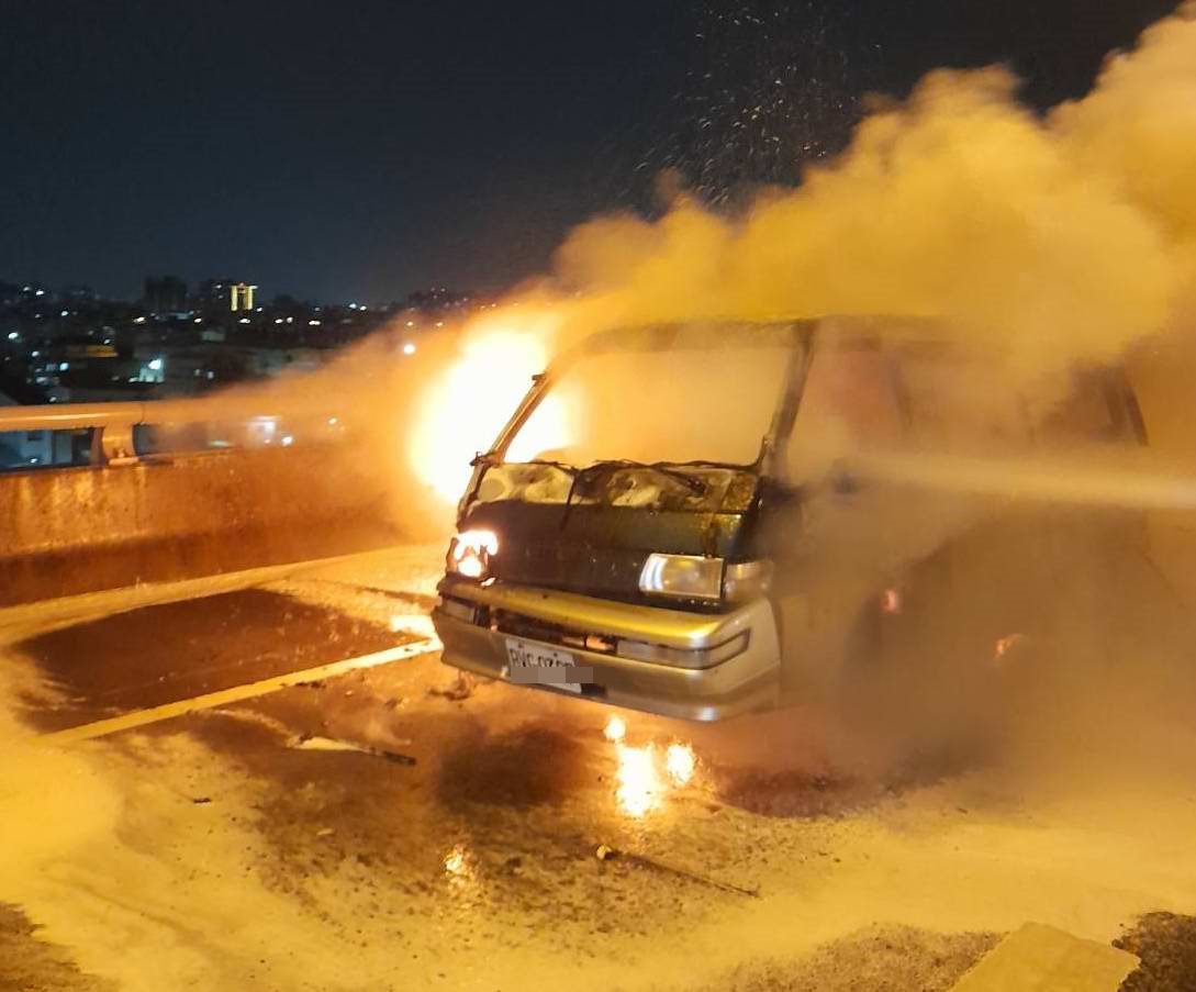 影／國道3號南下彰化火燒車駕駛下車搬貨　駕駛被壓在車下命垂危 - https://www.watchmedia01.com