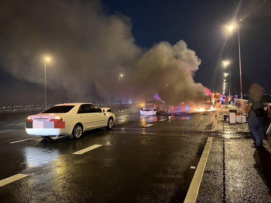 影／國道3號南下彰化火燒車駕駛下車搬貨　駕駛被壓在車下命垂危 - https://www.watchmedia01.com