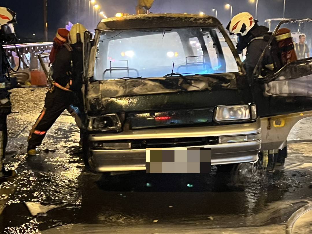 影／國道3號南下彰化火燒車駕駛下車搬貨　駕駛被壓在車下命垂危 - https://www.watchmedia01.com