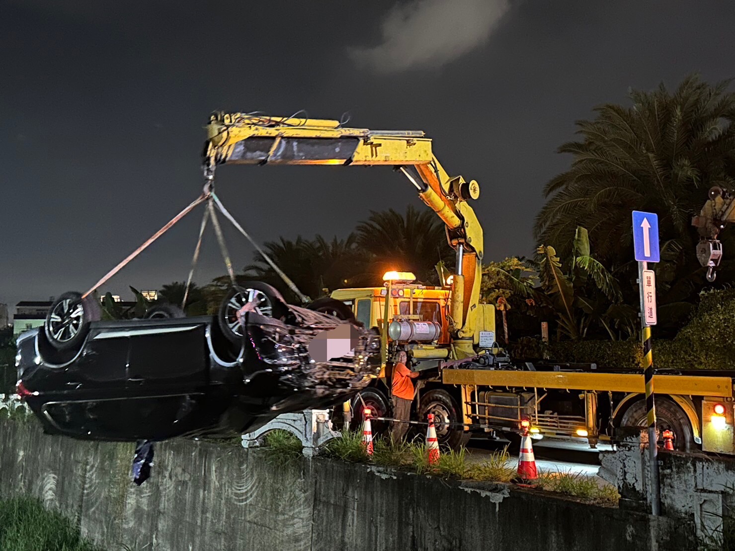 影／現代版黑白羊過橋！休旅車與廂型車互不相　結果：兩敗俱傷 - https://www.watchmedia01.com