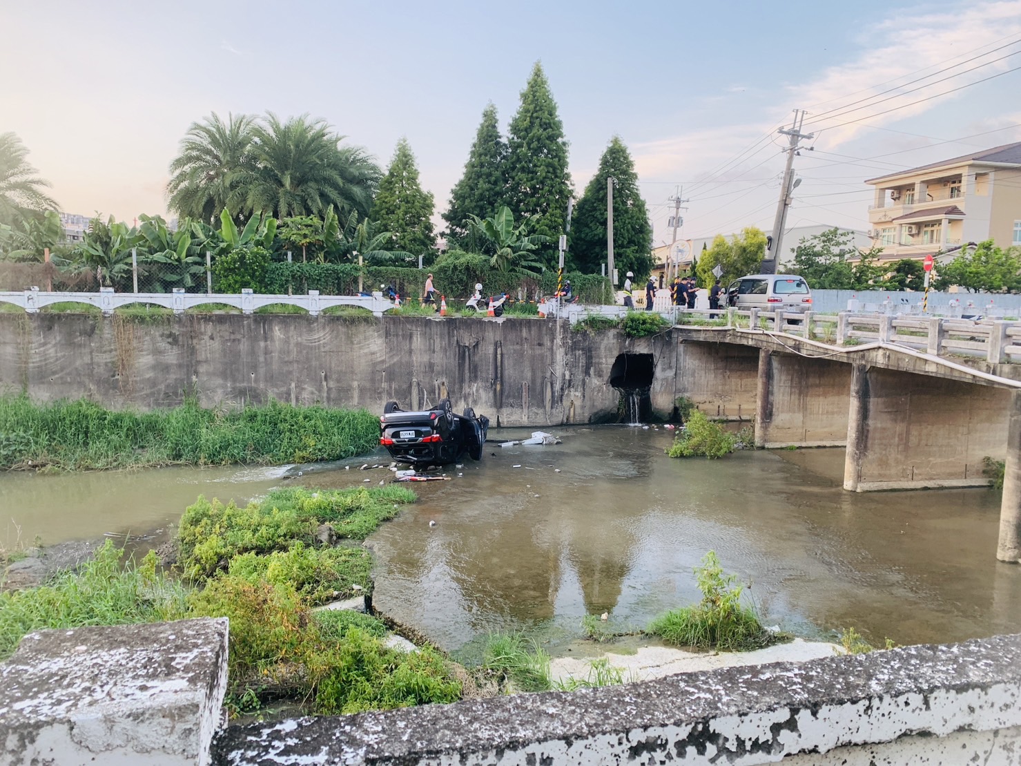 影／現代版黑白羊過橋！休旅車與廂型車互不相　結果：兩敗俱傷 - https://www.watchmedia01.com