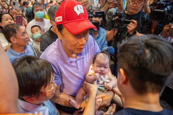 郭台銘走訪嘉義文化夜市　民眾爭相合照簽名高喊「總統好」 - https://www.watchmedia01.com