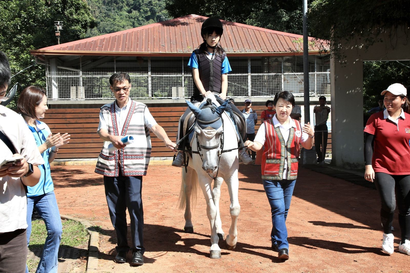 視察中坑國小參觀馬術課程 盧秀燕肯定全國首座蒙特梭利公立實驗小學 - https://www.watchmedia01.com