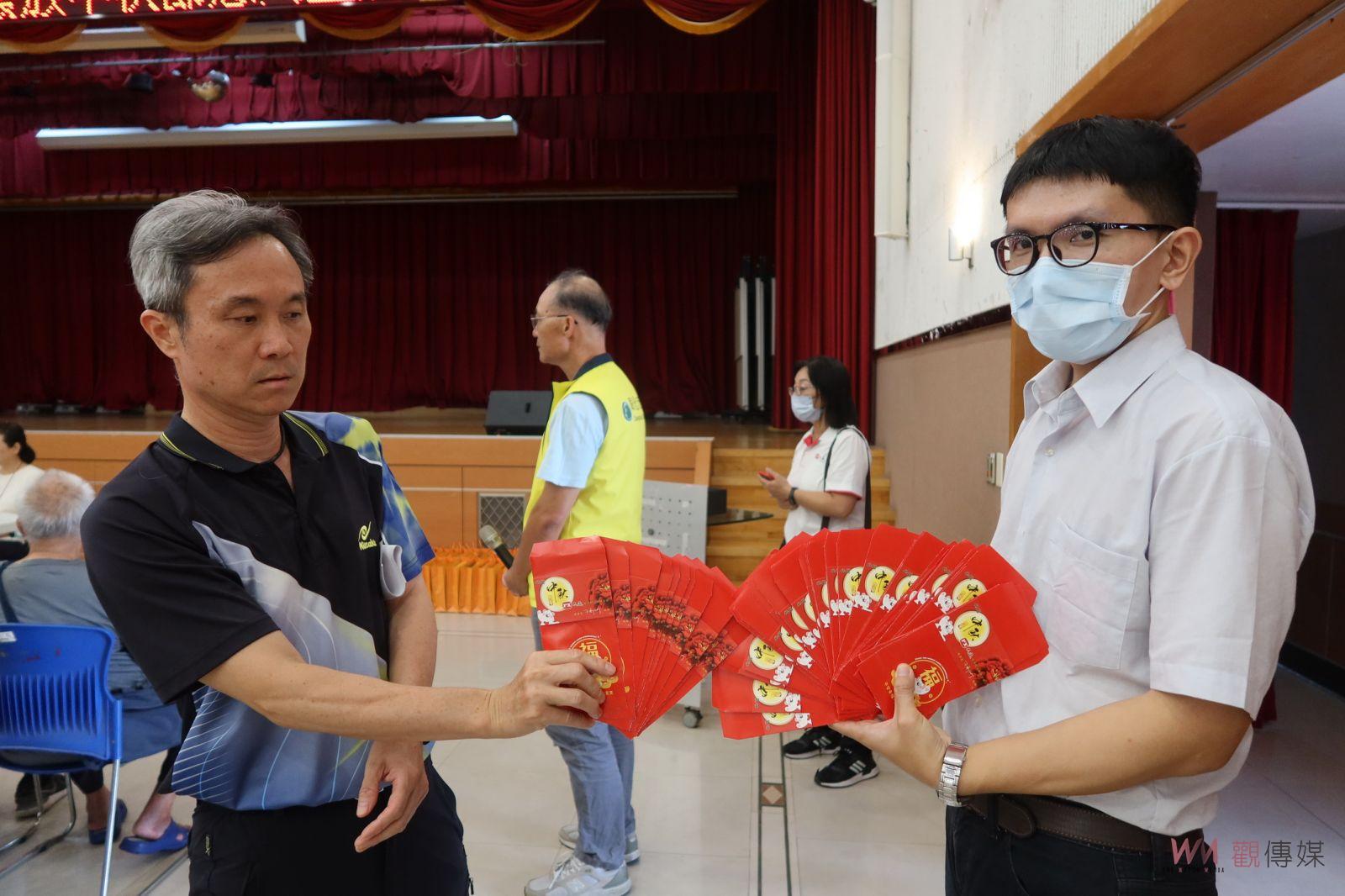 影／不斷電的愛！大通電子贈紅包助長者過中秋持續30多年 - https://www.watchmedia01.com