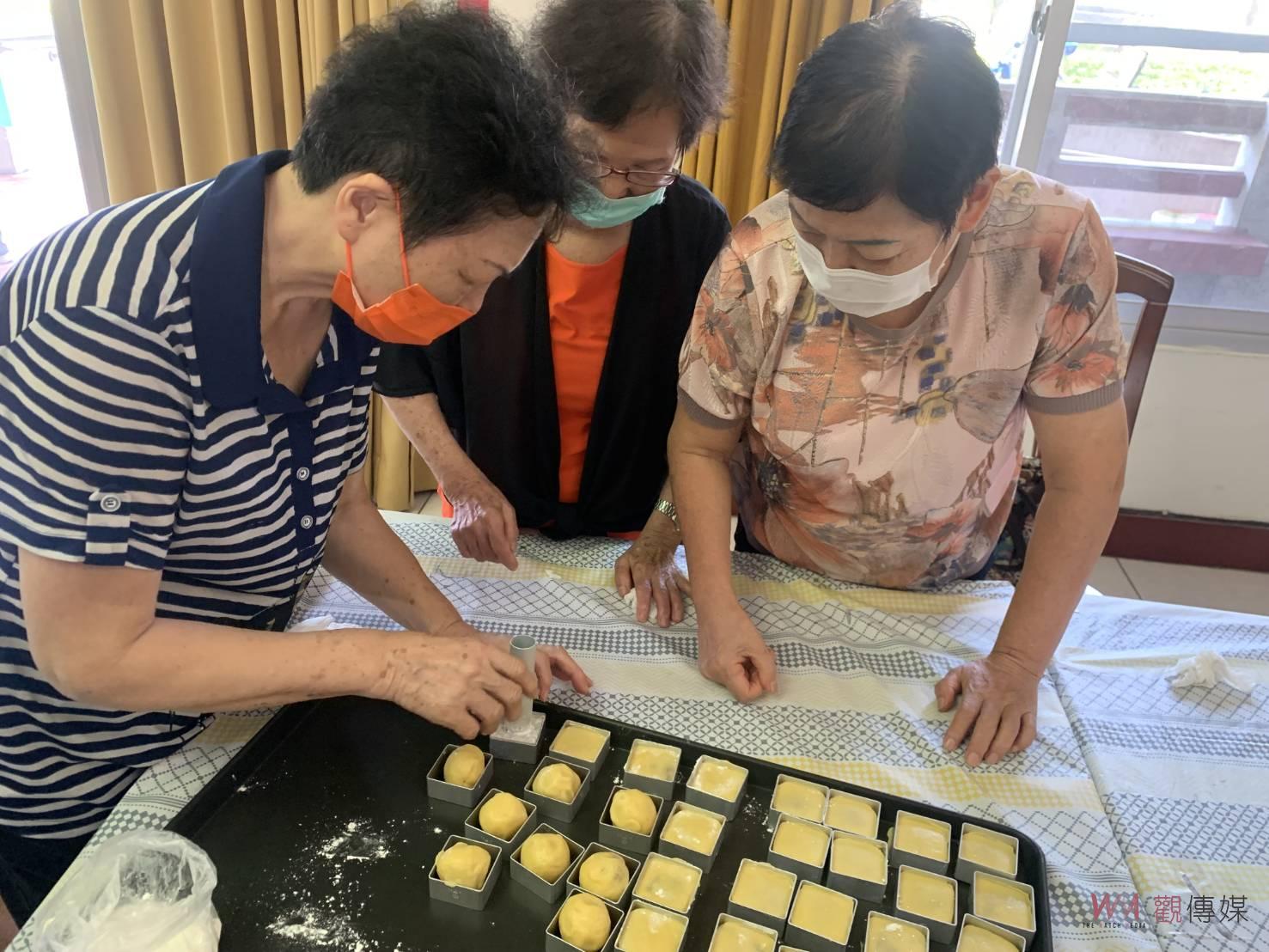 影／體驗烘焙樂趣！彰化榮家住民手作鳳梨酥滿足幸福味蕾 - https://www.watchmedia01.com