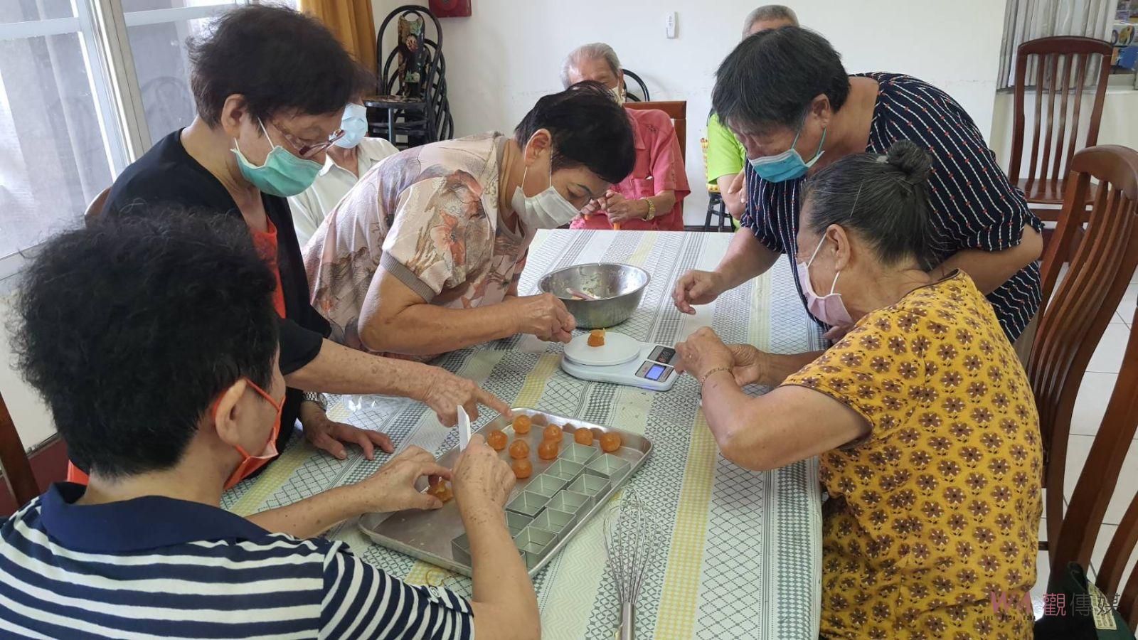 影／體驗烘焙樂趣！彰化榮家住民手作鳳梨酥滿足幸福味蕾 - https://www.watchmedia01.com