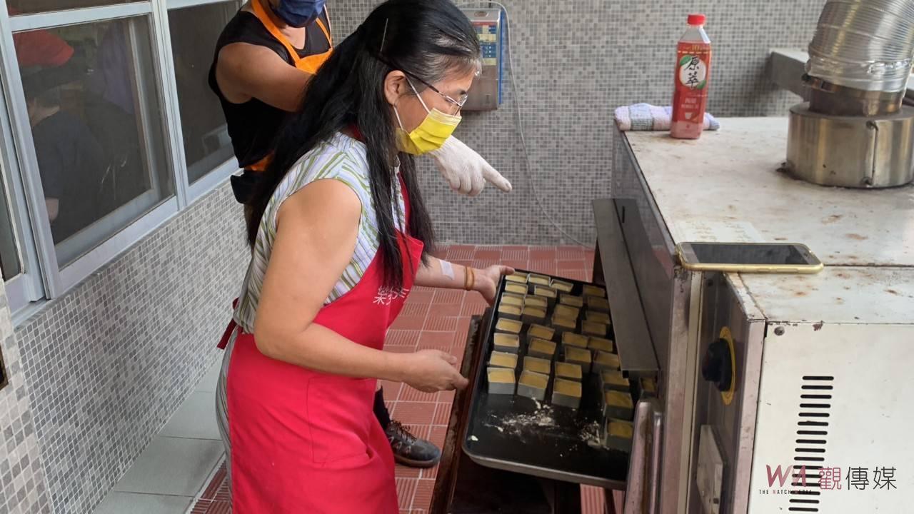 影／體驗烘焙樂趣！彰化榮家住民手作鳳梨酥滿足幸福味蕾 - https://www.watchmedia01.com