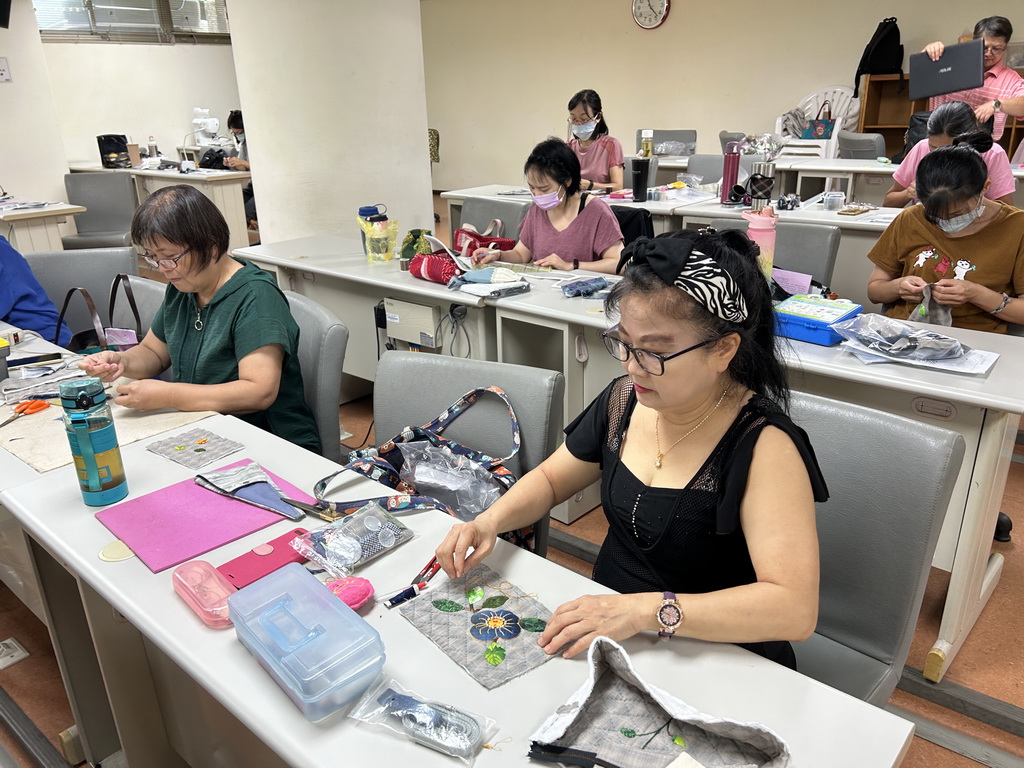 勞動部委辦布工藝實作班開訓 周秀惠教作拼布包練就斜槓本領 - https://www.watchmedia01.com