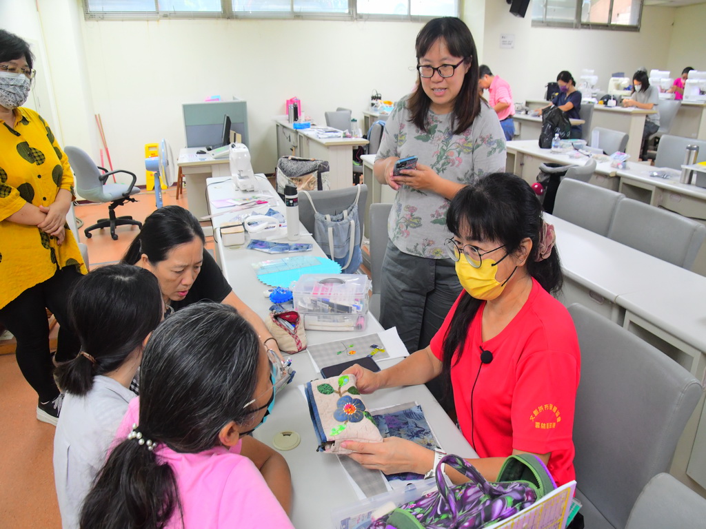 勞動部委辦布工藝實作班開訓 周秀惠教作拼布包練就斜槓本領 - https://www.watchmedia01.com