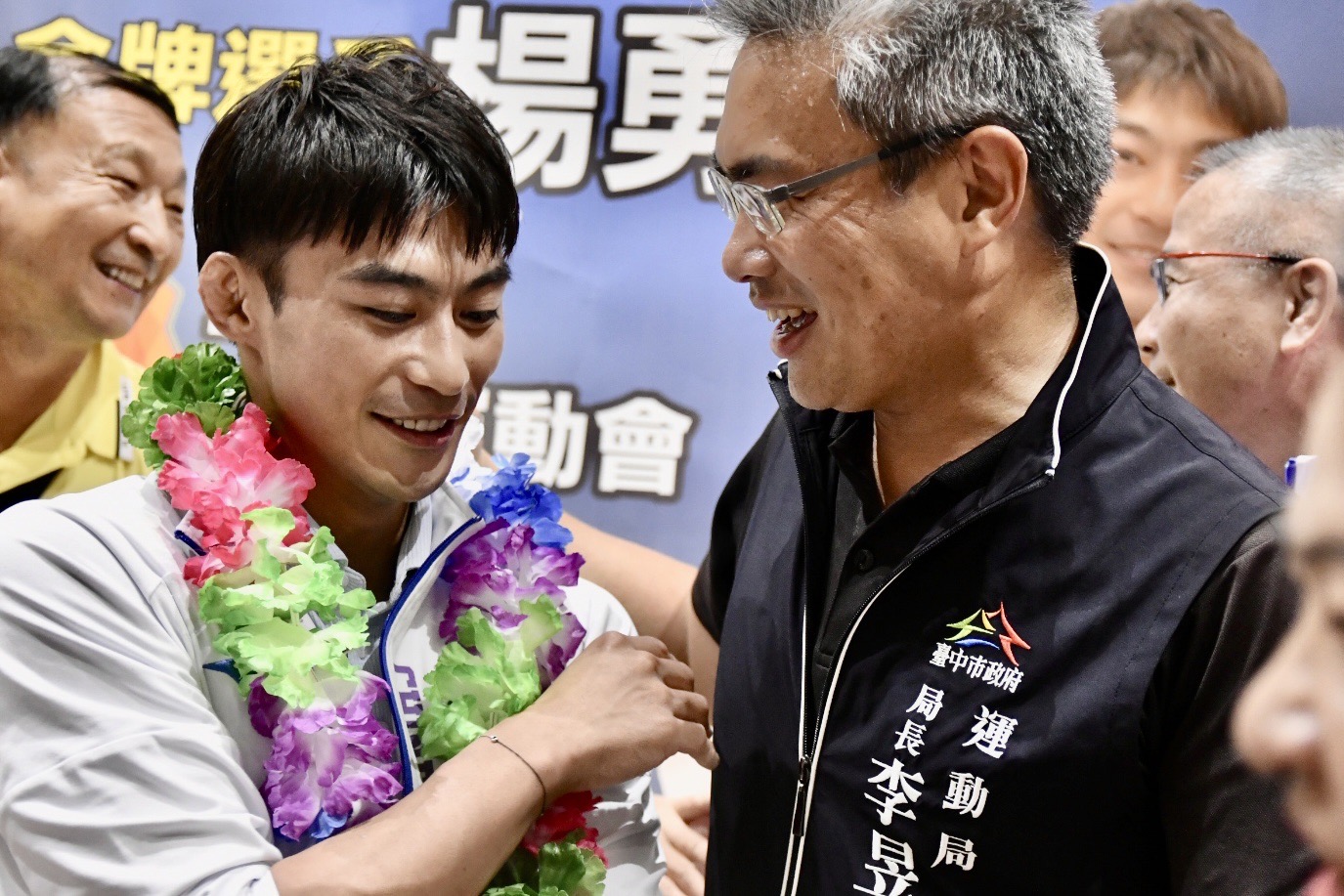 台中之光楊勇緯光榮返國 家人歡慶接機熱鬧溫馨 - https://www.watchmedia01.com