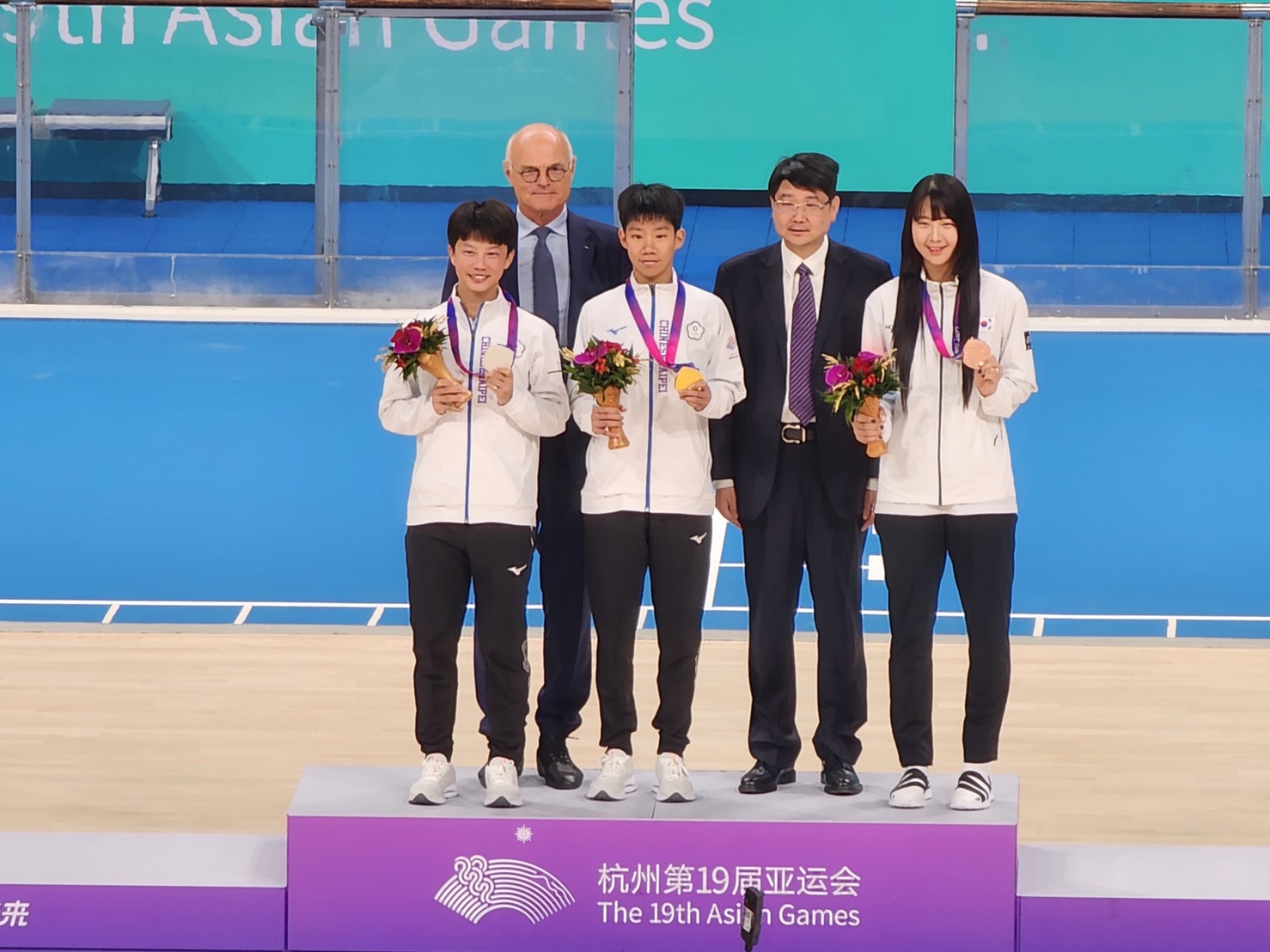 捷報！彰化囝仔施沛妤勇奪杭州亞運滑輪溜冰萬米計點賽金牌 - https://www.watchmedia01.com
