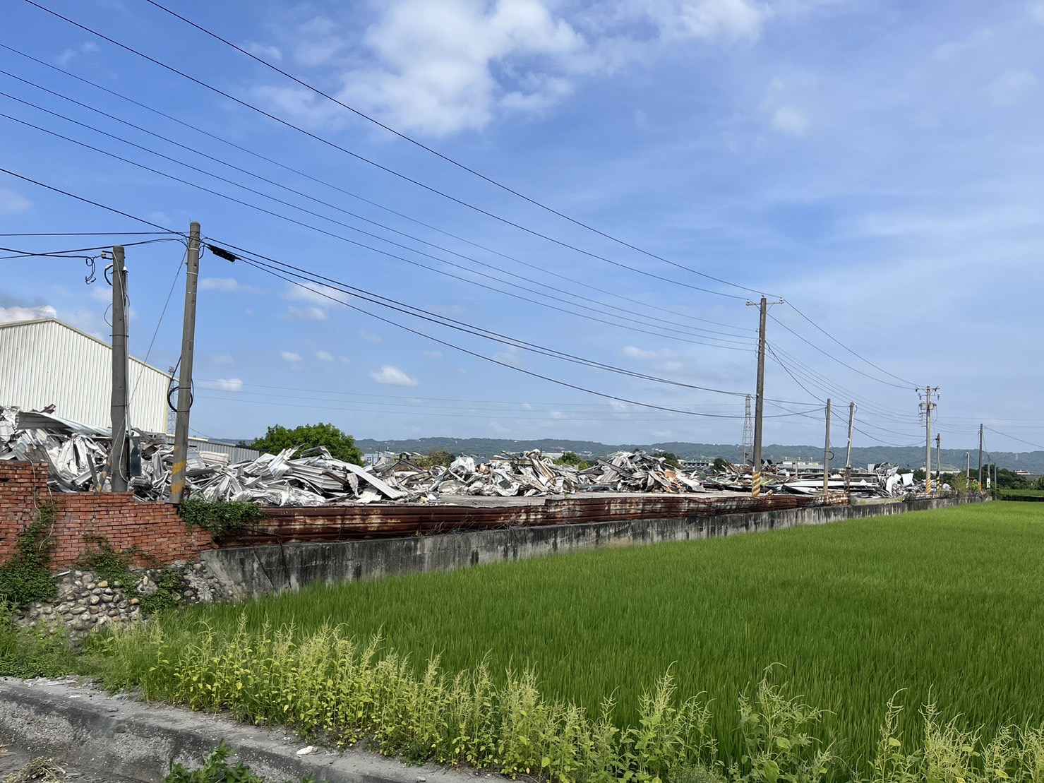 影／全拆了！租千坪違建鐵皮屋作職業賭場　公權力全夷為平地 - https://www.watchmedia01.com