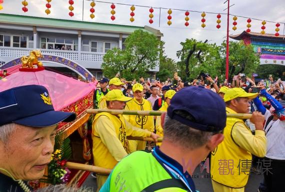 白沙屯媽祖至新港奉天宮世紀會香 信眾虔誠接駕擠滿廟前道路 - https://www.watchmedia01.com