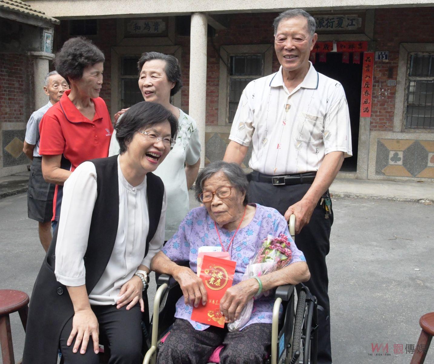 影／訪人瑞、祝賀「呷佰伍」！　王惠美贈重陽禮金、金鎖片、敬老狀 - https://www.watchmedia01.com