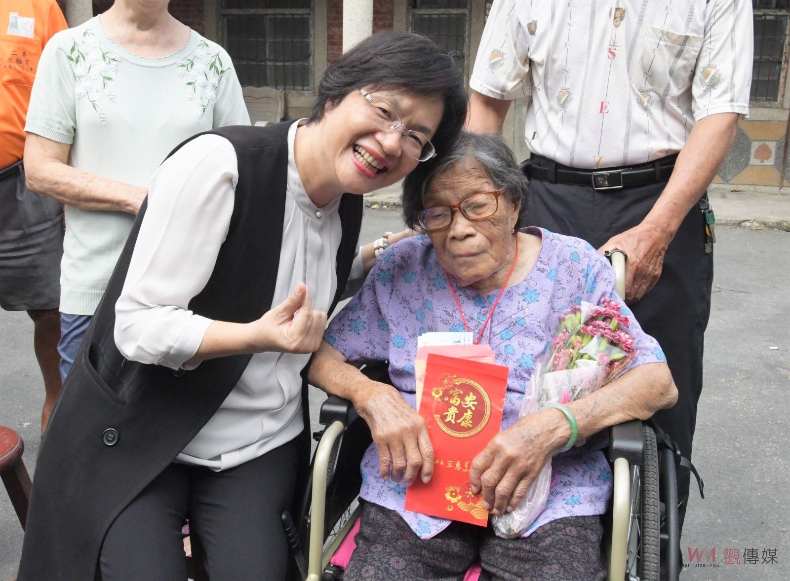影／訪人瑞、祝賀「呷佰伍」！　王惠美贈重陽禮金、金鎖片、敬老狀 - https://www.watchmedia01.com