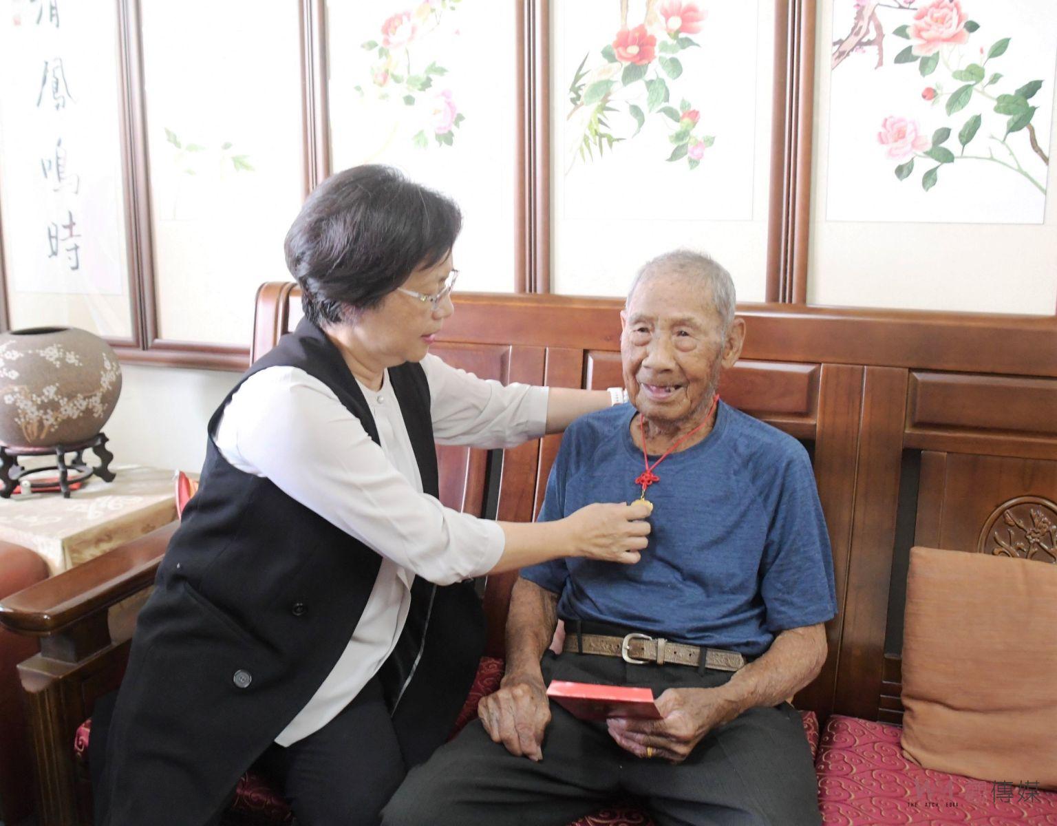 影／訪人瑞、祝賀「呷佰伍」！　王惠美贈重陽禮金、金鎖片、敬老狀 - https://www.watchmedia01.com
