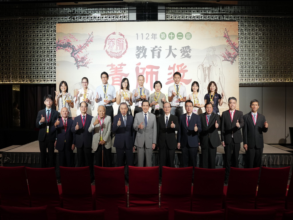 村上國小教務主任林錦鳳獲頒教育大愛菁師獎 教育春暉大村之光 - https://www.watchmedia01.com