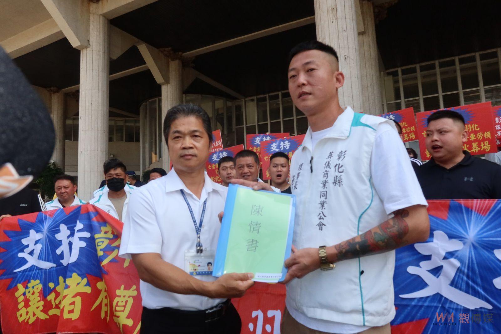 影／為彰化縣民人生最後一哩路挺身而出發聲　殯葬業號召百人縣府陳情 - https://www.watchmedia01.com