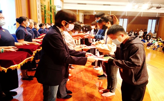 主動積極勤學向上 兩姊妹同獲慈濟新芽表揚 - https://www.watchmedia01.com