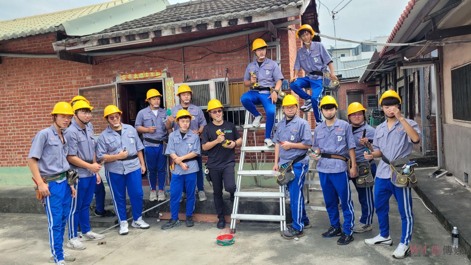 影／不怕被AI取代的行業！達德水電科學生幫孤老修水電抓漏電 - https://www.watchmedia01.com