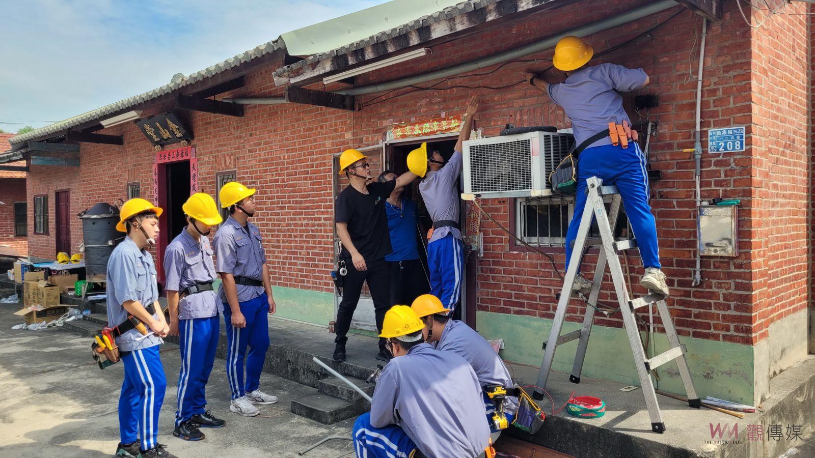 影／不怕被AI取代的行業！達德水電科學生幫孤老修水電抓漏電 - https://www.watchmedia01.com